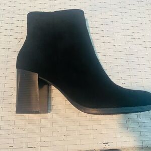 Pierre Dumas Sleek Black Ankle Boots